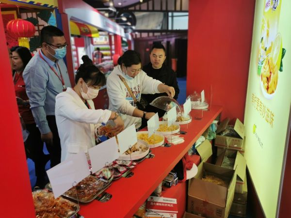 辣媳婦攜十余新品亮相糖酒會，招商加盟人氣火爆