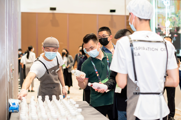 喜茶參與2021年中國(guó)連鎖餐飲峰會(huì) 取茶柜入選CCFA連鎖餐飲優(yōu)秀創(chuàng)新案例