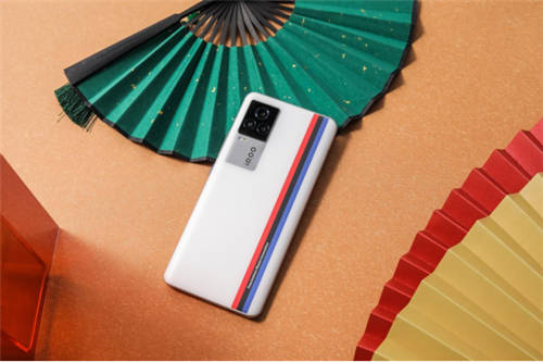 618首銷獲得雙冠軍，iQOO Neo5的強(qiáng)悍實(shí)力備受關(guān)注
