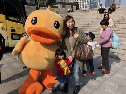B.Duck小黃鴨主題獻(xiàn)血車(chē)在路上，速度上車(chē)！