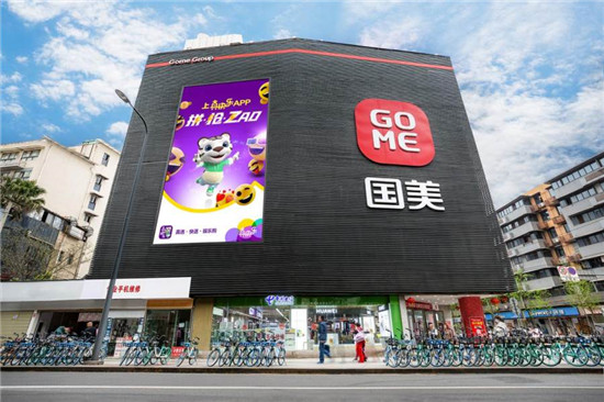 蘇寧“拆彈”停牌，國美或?qū)⑹芤妫?/></p><p>以“用戶思維、平臺思維、科技思維、閉環(huán)思維”為指導(dǎo)，國美線上線下雙平臺同步發(fā)力，同時與供應(yīng)鏈平臺、物流平臺、大數(shù)據(jù)&云平臺、共享共建平臺形成零售生態(tài)閉環(huán)，創(chuàng)新賦能、科技增效，形成了以線上平臺為統(tǒng)攝，既能獨立發(fā)展，又能彼此互動、互助、互補的發(fā)展模式。</p><p>國美的線上線下雙平臺，可以通過“一店一頁”、“真人視頻導(dǎo)購”、直播間、賽事舞臺等服務(wù)工具和內(nèi)容工具進行全面鏈接。線上平臺將對全量商品進行展示和推薦，對全程服務(wù)進行牽引和傳遞，對全體用戶、全部會員的權(quán)益進行全面管理和交付激活;線下平臺則定位于經(jīng)營展示+娛樂+服務(wù)，以大服務(wù)概念搶占本地生活服務(wù)行業(yè)的制高點。國美的線上平臺和線下平臺，功能既精準(zhǔn)區(qū)隔又雙施其職、互補協(xié)同，是以真正地實現(xiàn)了線上和線下的全場景無縫覆蓋，功能與服務(wù)的互補融合。</p><p><strong>供應(yīng)鏈為王 玩轉(zhuǎn)雙平臺</strong></p><p>當(dāng)然，蘇寧出事，還有一個接下來的問題，就是誰能從中得益?最有可能的，還真是線下布局多年的國美。因為它非常了解老對手蘇寧的利弊，自然，也最知道如何從其大敗局之中得益，不少線下店估計很快要掛上gome字頭了。</p><p>而且，作為線下兩大巨頭，蘇寧跌倒，國美最能夠得益的則是整合供應(yīng)鏈會更加見效。</p><p>供應(yīng)鏈?zhǔn)橇闶坌袠I(yè)的根基，它有多重要?</p><p>新基建概念的提出和落地，更是為供應(yīng)鏈正帶來巨大的產(chǎn)業(yè)機遇;</p><p>十四五規(guī)劃及2035遠(yuǎn)景目標(biāo)建議中8次提到供應(yīng)鏈，要“健全現(xiàn)代流通體系”，這件事情關(guān)系到“雙循環(huán)”格局的形成。</p><p>可謂誰掌握了供應(yīng)鏈，就掌握了博弈未來的籌碼。</p><p align=