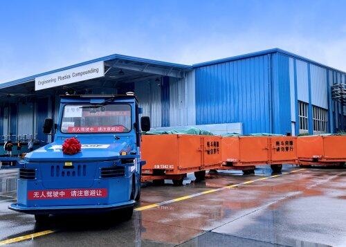 馭勢(shì)科技無(wú)人駕駛物流車(chē)率先駛?cè)氚退狗蚱謻|基地