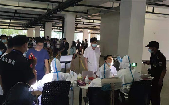 江寧高新區(qū)核酸檢測： 商家、企業(yè)齊助力 共筑疫情防控線。