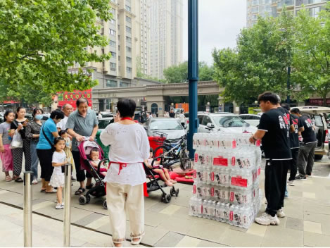 驅(qū)車600公里、淤泥奮戰(zhàn)5小時…京喜與河南共渡難關(guān)400.jpg