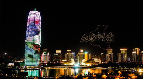 帥爆了！500架無人機(jī)表演在大玉米點(diǎn)亮鄭州，助力HUAWEI nova9系列發(fā)布