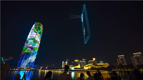 帥爆了！500架無人機(jī)表演在大玉米點(diǎn)亮鄭州，助力HUAWEI nova9系列發(fā)布