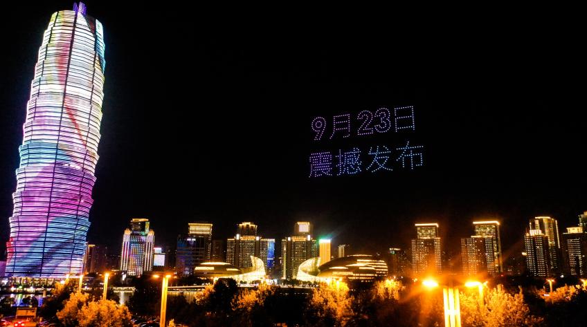 帥爆了！500架無人機(jī)表演在大玉米點(diǎn)亮鄭州，助力HUAWEI nova9系列發(fā)布