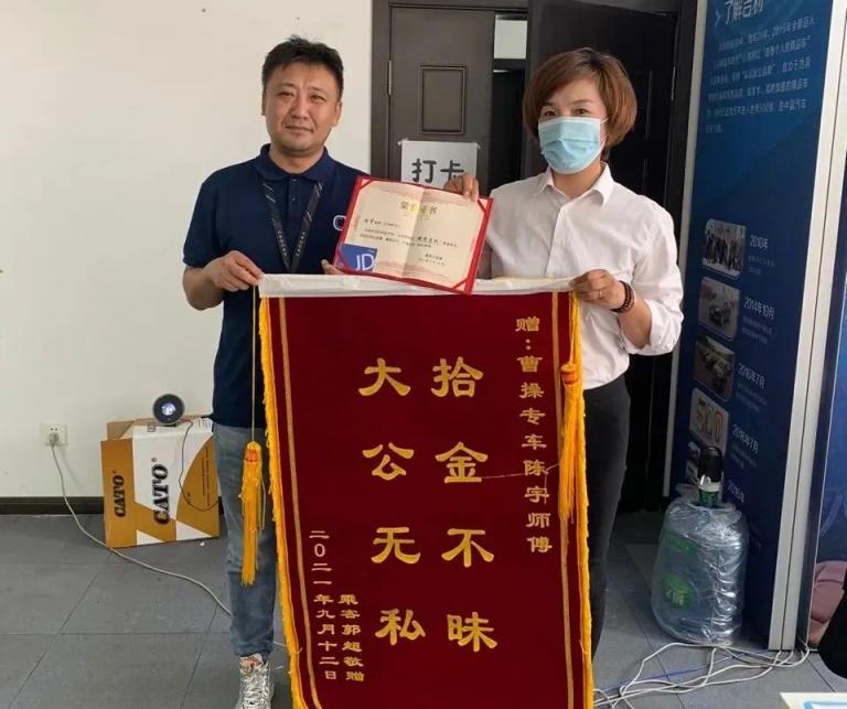 “能幫一把是一把！”路遇受傷工人，這位網(wǎng)約車司機這樣說