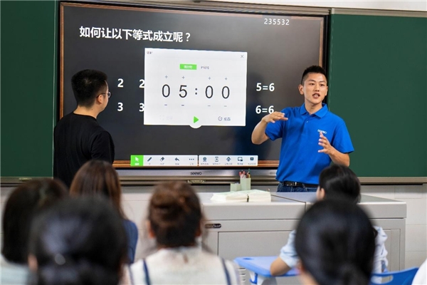 希沃服務(wù)態(tài)度TVC上線(xiàn)，希沃人以熱愛(ài)守護(hù)教育信息化最后一公里