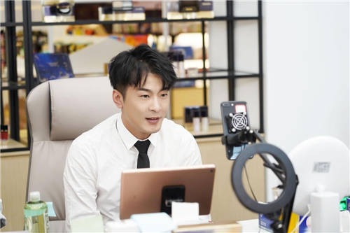從頭部主播到企業(yè)家，辛巴辛有志做對(duì)了什么？