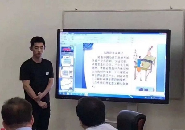 張繼科空降WPS直播間：用聯(lián)名款保溫杯顛球，表示手機(jī)已安裝WPS