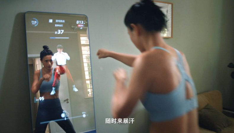 體弱多病是因?yàn)槲覀兲珣?？想要治療，智能健身何不來了解一?/></p><p>說起智能健身產(chǎn)業(yè),可以說已經(jīng)成為了一個(gè)體系龐大的成熟產(chǎn)業(yè)。尤其是近年來,各種新品類、新理念層出不窮,參與投資的全球大牌企業(yè)不勝枚舉。比如,不久前更名Meta的互聯(lián)網(wǎng)巨頭facebook很快就有了投資新動(dòng)作,其收購的Supernatural就是一款知名VR健身軟件。、</p><p>此外,從深受年輕人喜愛的健身環(huán)、新興智能健身平臺(tái)Peloton,到跑步機(jī)、橢圓機(jī)、劃船機(jī)等各式各樣的居家健身設(shè)備,家庭健身領(lǐng)域成為新熱點(diǎn),“健身+智能”更是成為產(chǎn)業(yè)潮流。從全球范圍來看,健身行業(yè)已經(jīng)進(jìn)入科技賦能的時(shí)代,標(biāo)準(zhǔn)化、智能化是必然趨勢(shì)。尤其是針對(duì)“全球懶人化”趨勢(shì),聚焦宅家健身的智能健身鏡產(chǎn)業(yè)更是異軍突起,FITURE、咕咚FITMORE、悅動(dòng)圈、萬達(dá)康、億健等健身行業(yè)頭部企業(yè),以及華為、小米、百度等科技巨頭都在這個(gè)領(lǐng)域風(fēng)生水起。</p><p>有市場(chǎng)就有競(jìng)爭(zhēng),面對(duì)數(shù)量龐大的“懶人市場(chǎng)”和持續(xù)暴漲的“宅家健身”人群,越來越多的智能健身鏡產(chǎn)品問世,對(duì)于消費(fèi)者來說,教練、內(nèi)容與使用體驗(yàn)無疑是衡量品牌性價(jià)比的重要指標(biāo)。在這些方面,主打“硬件+內(nèi)容+服務(wù)+<a href=