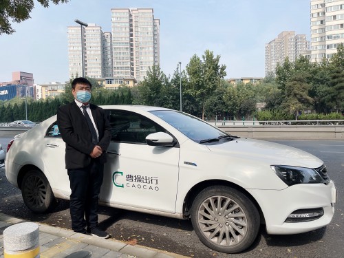 遇路人突發(fā)疾病，曹操出行司機(jī)智闖紅燈緊急送醫(yī)
