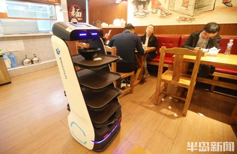 可愛又能干！青島多家餐廳、商場引用擎朗送餐機器人