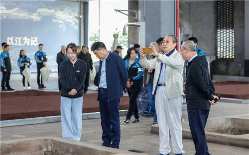 ?就在秋糖前，一批白酒泰斗密集調(diào)研了江小白