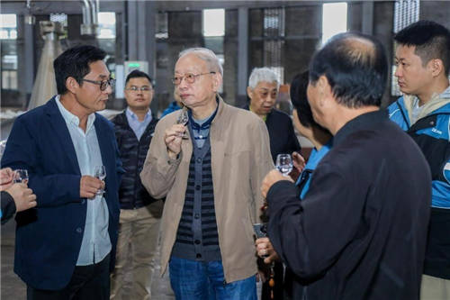 ?就在秋糖前，一批白酒泰斗密集調(diào)研了江小白