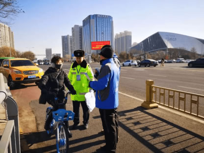 12月2日是第十個(gè)“全國(guó)交通安全日”，為了呼吁更多人提高交通安全意識(shí)，哈啰出行圍繞“守法規(guī)知禮讓、安全文明出行”的主題，與全國(guó)20多地交通管理部門開展形式多樣的交通安全宣傳活動(dòng)。1064.jpg