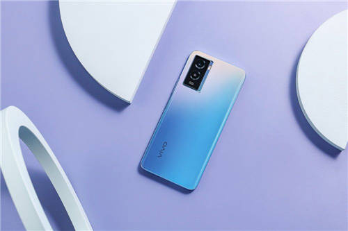 1399元起，vivo Y55s憑6000mAh大電池成新續(xù)航標桿