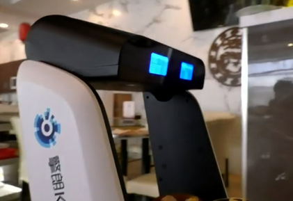 服務(wù)員上榜人社部2021年“最缺工”職業(yè) 送餐機器人成突破口