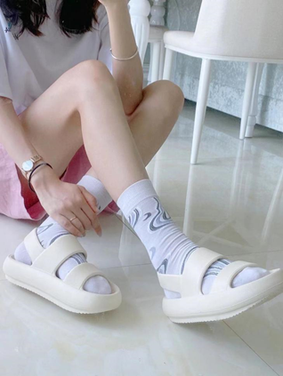 8分以上的街拍穿搭，一定離不開這雙優(yōu)調(diào)917涼拖！