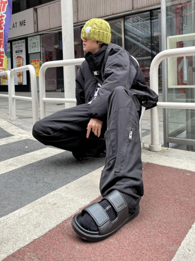誰說穿拖鞋出門就是邋遢？你一定沒試過優(yōu)調(diào)兩條帶涼拖！