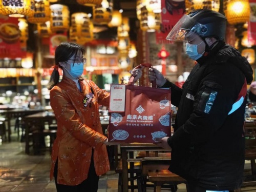 順豐同城聯(lián)合百大餐飲品牌打造年夜飯專送，助力萬(wàn)家團(tuán)圓！