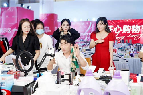 辛選的主播團(tuán)隊(duì)為何成長如此迅捷？辛巴在演講中給出了答案