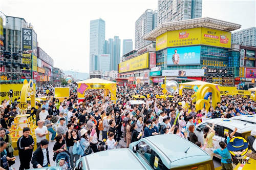 “零食經(jīng)濟(jì)”當(dāng)?shù)?，零食很忙門店破1000家，狂歡現(xiàn)場(chǎng)人氣圈粉