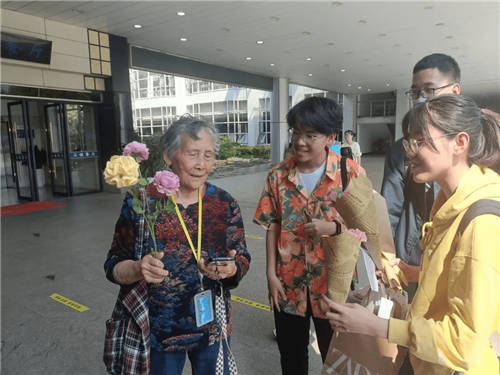 青團社「手工活」，讓浙大教授家屬和國際友人都舉手報名