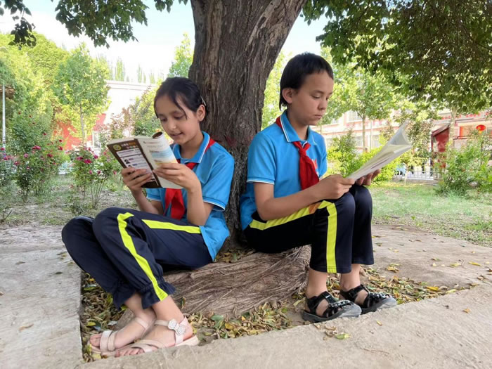 伽師縣江巴孜鄉(xiāng)第一小學的學生們在室外閱讀.jpg