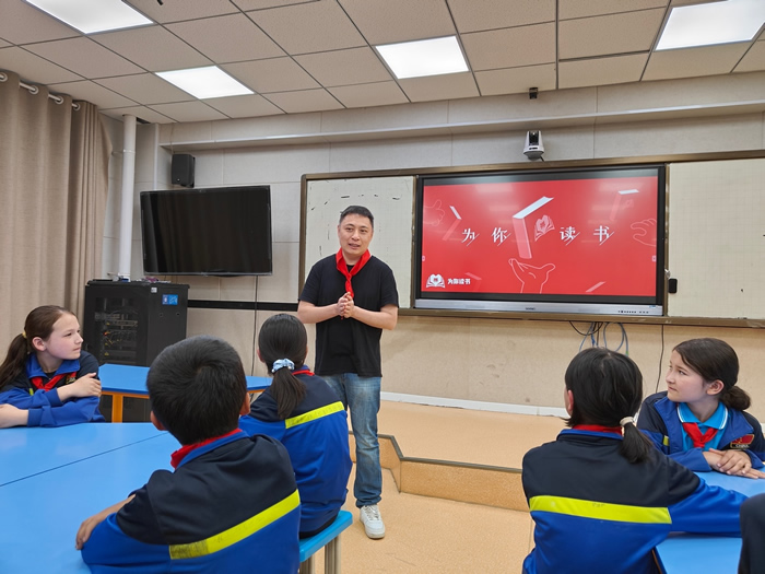 新疆師范大學教授、中國美術家協(xié)會會員馬誠帶來主題課堂.jpg