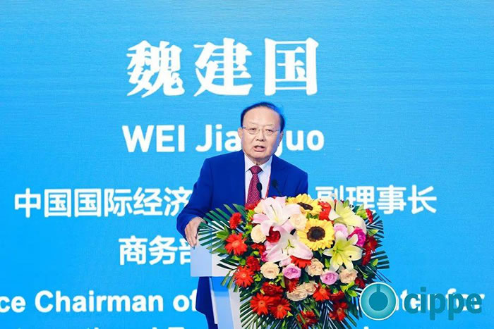 中國國際經(jīng)濟交流中心副理事長，商務(wù)部原副部長魏建國出席開幕式并發(fā)表大會主旨講話.jpg