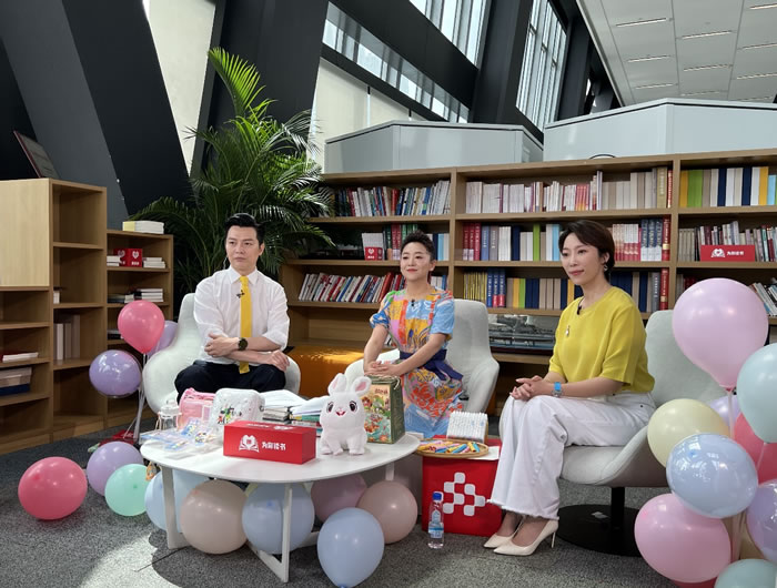 拼多多副總裁、“為你讀書”公益捐贈行動負責人侯凱笛做客直播間，講述捐贈背后的故事.jpg