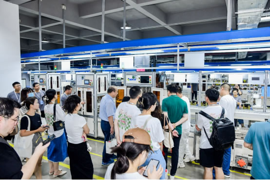 參會嘉賓、媒體參觀愛瑪機(jī)電生產(chǎn)車間.jpg
