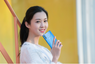 工藝制作水準(zhǔn)更高的“挖孔屏”，三星Galaxy A8s僅售2799元