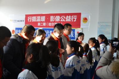 在冬日讓溫暖定格，他們給孩子帶來照片