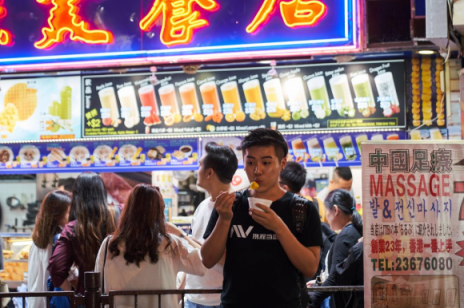香港95后演員的副業(yè)很特別， 不拍戲就做“網(wǎng)約導(dǎo)游”帶人吃喝玩樂