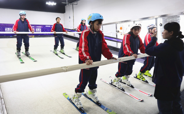 雪樂山“冰雪進(jìn)校園”順利開展，3000多名學(xué)生集體感受滑雪運(yùn)動(dòng)