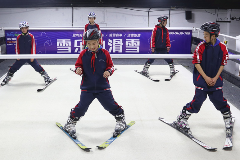 雪樂山“冰雪進(jìn)校園”順利開展，3000多名學(xué)生集體感受滑雪運(yùn)動(dòng)