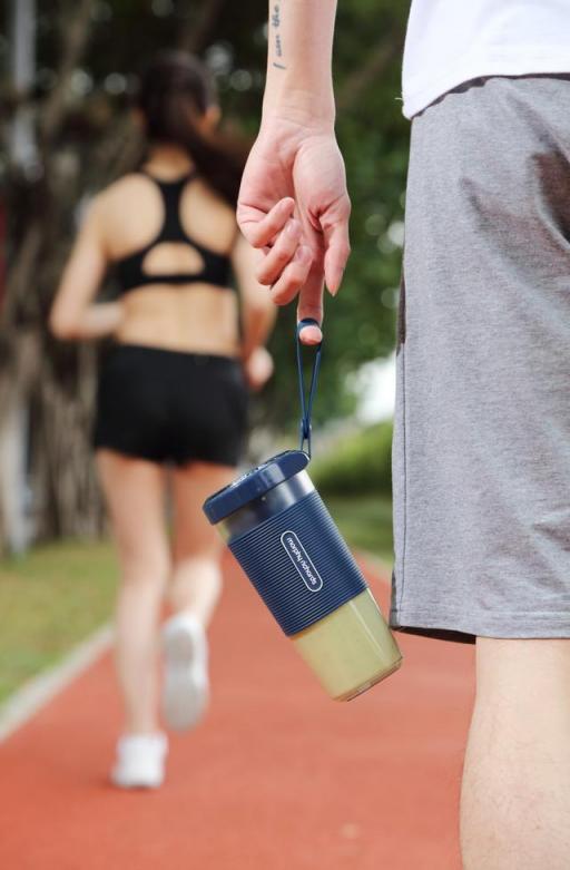 還在用保溫杯？時尚男神新標配——摩飛便攜榨汁杯