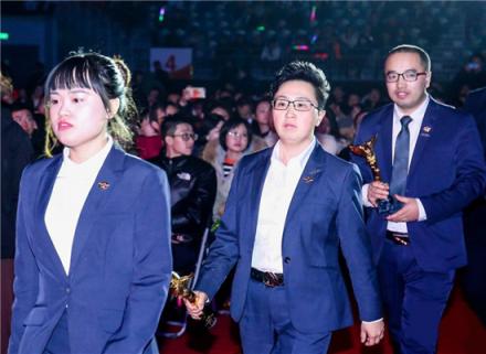 因?yàn)槠焚|(zhì)服務(wù)，客戶說這位銷冠就代表整個(gè)鏈家