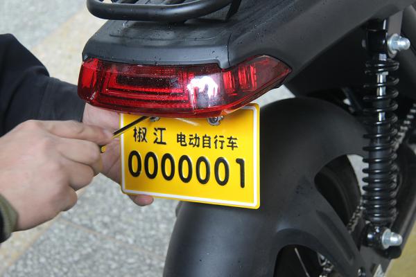 臺州交警頒發(fā)首張國標車牌0000001，花落“立馬電動車”！