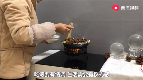 300塊的出租房活出30000塊的生活，打工妹變藝術(shù)家vlog走紅西瓜視頻