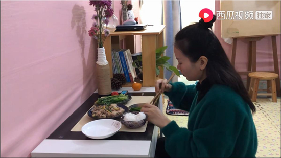 300塊的出租房活出30000塊的生活，打工妹變藝術(shù)家vlog走紅西瓜視頻