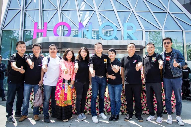 榮耀踏上新征程：云南榮耀Life潮玩店開業(yè)，“二級火箭”點火