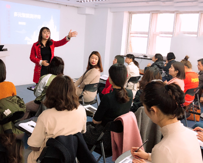 托育早教研究院專注于人才培養(yǎng)，提升從業(yè)者水平，解決就業(yè)問(wèn)題