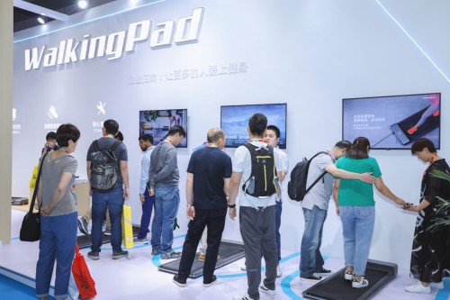 WalkingPad走步機(jī)亮相上海體博會(huì)：家庭輕運(yùn)動(dòng)時(shí)代已經(jīng)來臨