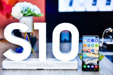 超值！三星Galaxy S10系列1000元換新補(bǔ)貼、24期免息等你來(lái)?yè)?/></p><p><strong>超感官全視屏 極致視覺(jué)體驗(yàn)</strong></p><p>三星的屏幕一直是業(yè)界最強(qiáng)，沒(méi)有之一。此次三星Galaxy S10系列的超感官全視屏采用了屏內(nèi)開(kāi)孔設(shè)計(jì)，將前置攝像頭和傳感器隱藏在屏下開(kāi)孔內(nèi)，使整個(gè)屏幕看起來(lái)更加渾然一體，保證手機(jī)外觀顏值高的同時(shí)，也為用戶在觀看視頻和游戲時(shí)帶來(lái)置身影院般的沉浸式體驗(yàn)。三星Galaxy S10系列的超感官全視屏還擁有真實(shí)生動(dòng)的艷麗畫(huà)面，細(xì)節(jié)更加清晰富有層次感，并且通過(guò)了HDR10+認(rèn)證，可在各種場(chǎng)景中實(shí)現(xiàn)動(dòng)態(tài)色調(diào)映射;暗光環(huán)境下，能提供令人滿意的逼真色彩與對(duì)比度，在明亮的日光下屏幕依然可以清晰的觀看影像細(xì)節(jié)。</p><p align=