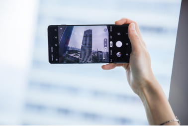 超值！三星Galaxy S10系列1000元換新補(bǔ)貼、24期免息等你來(lái)?yè)?/></p><p><strong>超視覺(jué)拍攝系統(tǒng) 留住精彩瞬間</strong></p><p>拍照作為智能手機(jī)用戶的核心需求,三星同樣非常重視。三星Galaxy S10系列搭載了全新的超視覺(jué)拍攝系統(tǒng)，為用戶輕松記錄每一刻，并帶來(lái)隨手一拍即可呈現(xiàn)大片效果的拍攝體驗(yàn)。其后置攝像頭中的超廣角攝像頭能夠呈現(xiàn)出如同人眼視角般的123度超廣角視野，令鏡頭取景所見(jiàn)即所得;而穩(wěn)定、高質(zhì)量的4K UHD視頻拍攝更能清晰捕捉瞬間的精彩;前置雙攝美拍以及支持多達(dá)30種智能場(chǎng)景優(yōu)化以及凝時(shí)拍攝、動(dòng)態(tài)萌拍等一系列功能，讓用戶輕松記錄精彩的同時(shí)，也可享受專業(yè)級(jí)的拍攝體驗(yàn)。</p><p align=