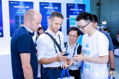訊飛翻譯機(jī)亮相CES ASIA 2019，專業(yè)技術(shù)閃耀全場